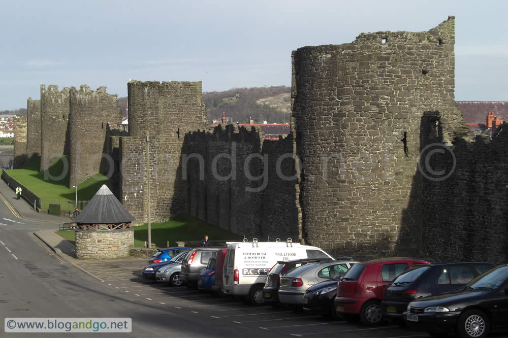 Along the wall to the upper gate